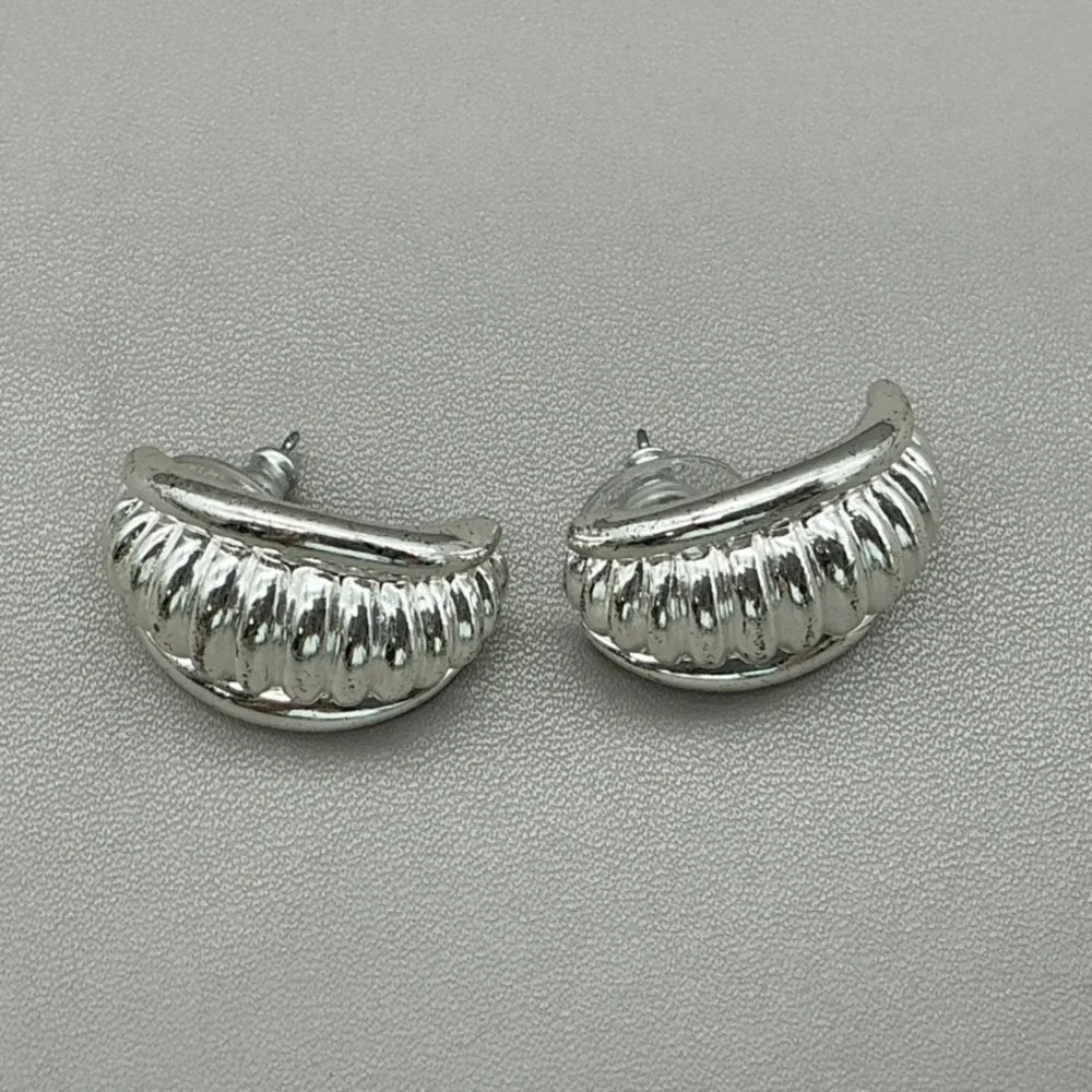 Napier Vintage Earrings Silver Tone Ribbed Dome Pierced Statement Chunky 1